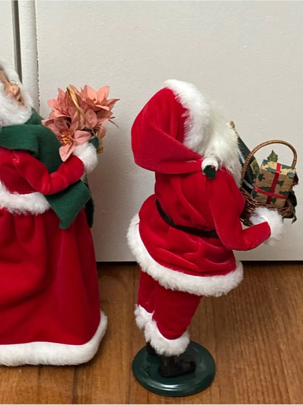 Byers Choice The Carolers Santa & Mrs Claus Christmas 12